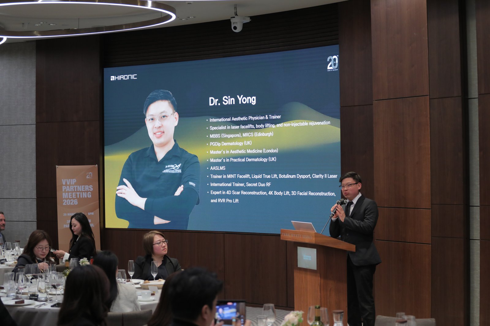 Dr Sin Yong lecturing on RF devices to a full ballroom in Seoul